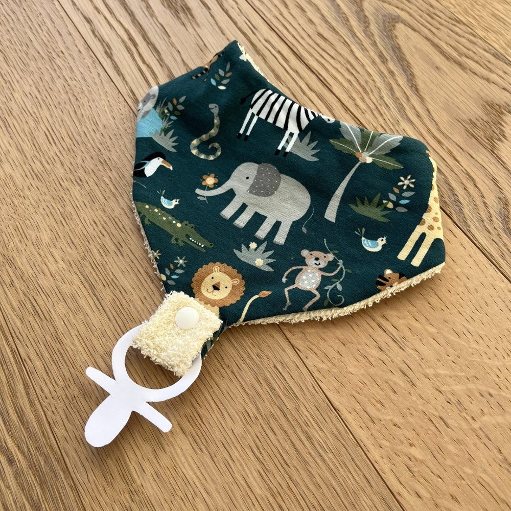 Latz mit Nuggi von MELA Handwerk