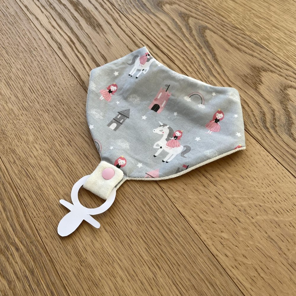 Latz mit Nuggi von MELA Handwerk